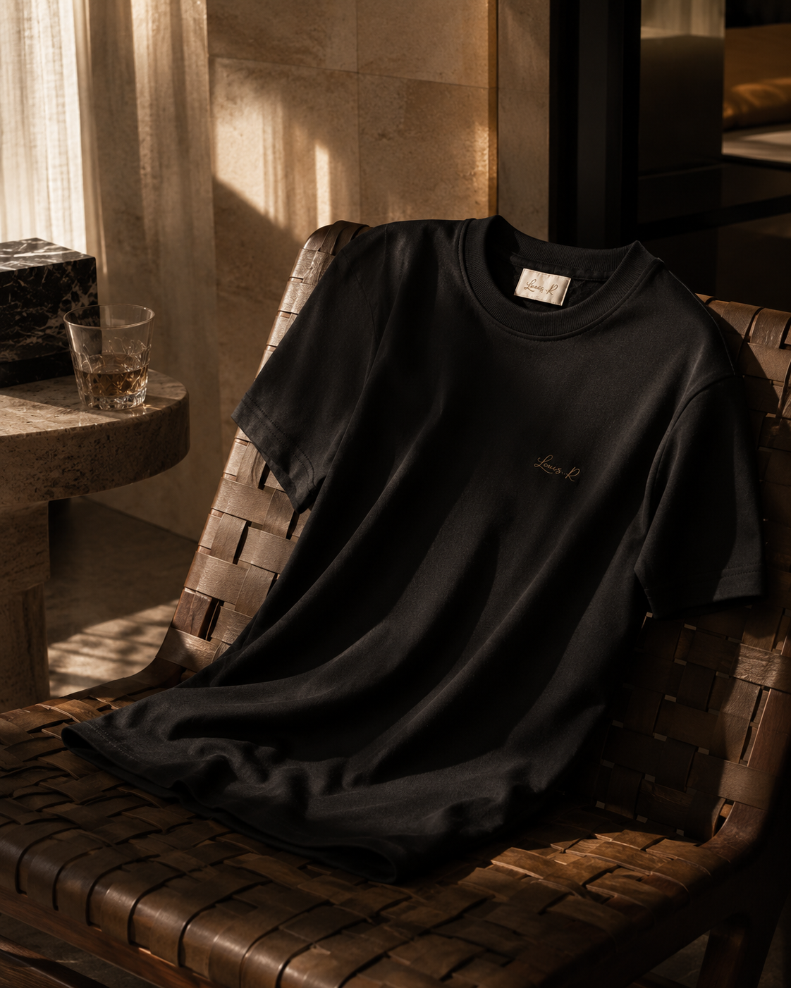 T-shirt noir premium Louis.R avec logo doré au reflet.
