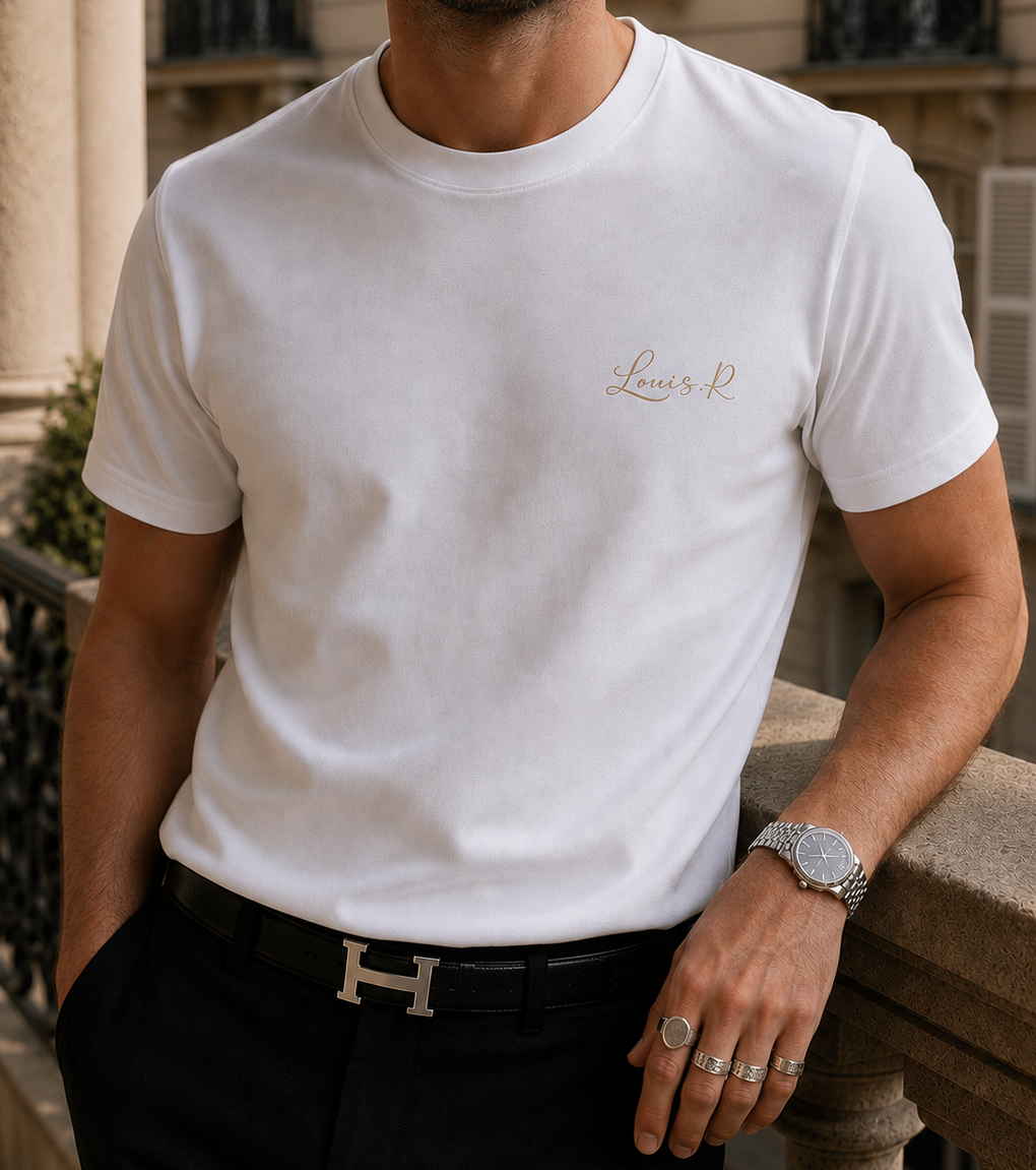 Un homme portant le T shirt Blanc Louis.R avec le logo dorée s'accoudant dans les rues de Paris.