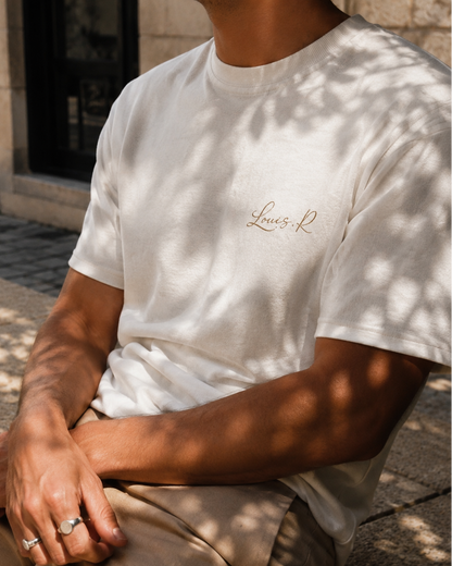 Un homme portant le T shirt blanc Louis.R dans la rue Saint Honoré de Paris.
